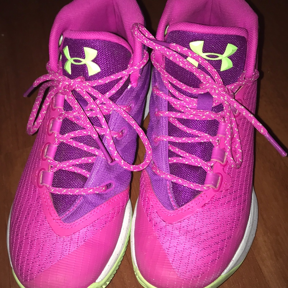 Basketball shoes